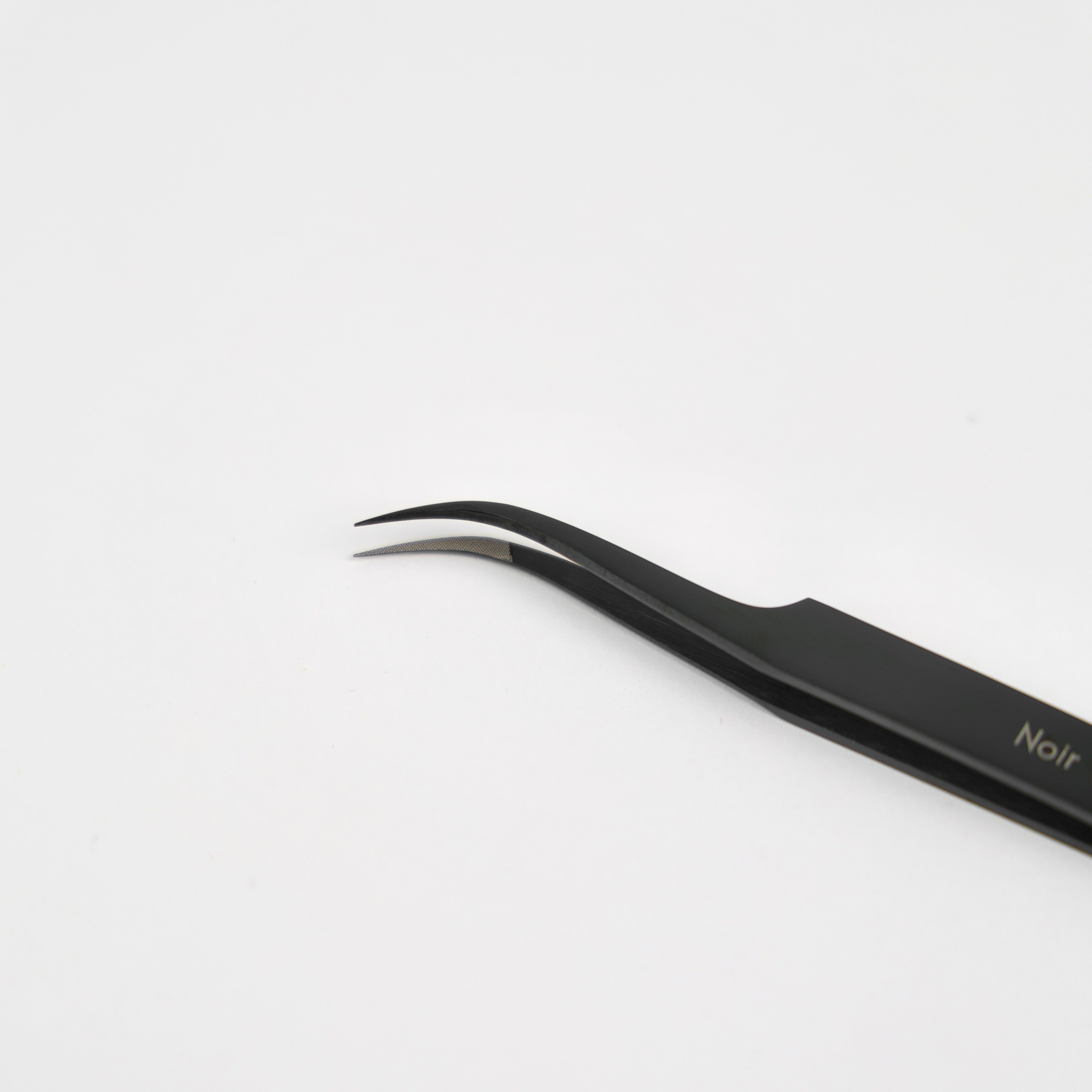 Noir Volume Tweezer